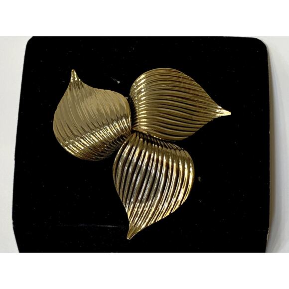 Gold Three Leaf Flower Brooch Pin Sarah Coventry Large 2669 Original Box - Picture 1 of 15